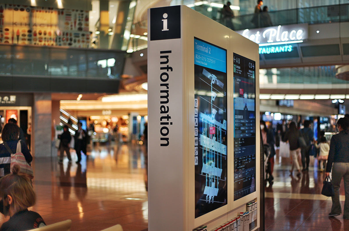 空港内の情報を発信するデジタルサイネージ