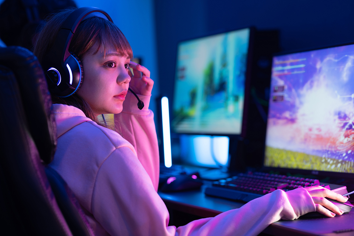 PCゲームをプレイする女性