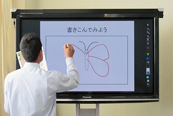 「てれたっち」と普通の黒板と併用する真嶋先生