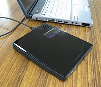 USB�P�[�u��1�{�œ��삷��o�X�p���[�|�[�^�u��DVD�I