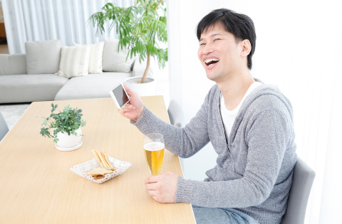 夕食を楽しみながら1日のニュースをチェック