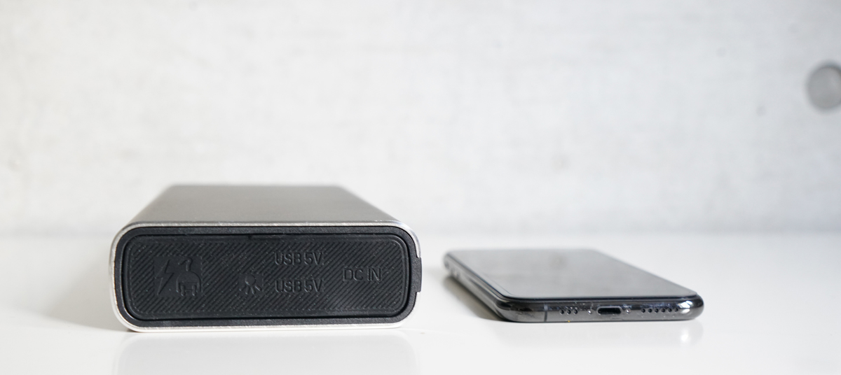 本商品とiPhone11 proの厚さ比較