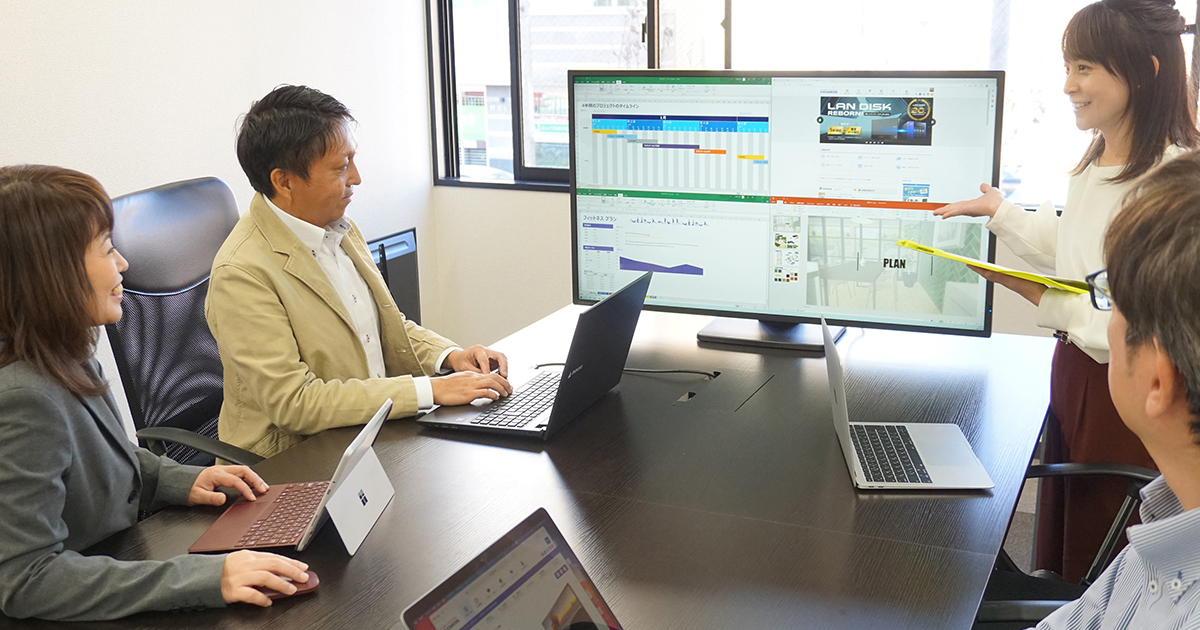 明るい場所でも視認性がよい会議室に最適な43型4K対応モニター | アイ