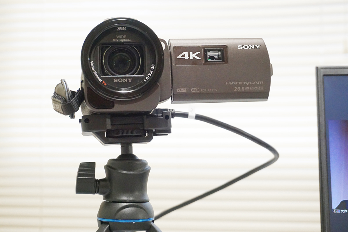 三脚で設置した4Kビデオカメラ
