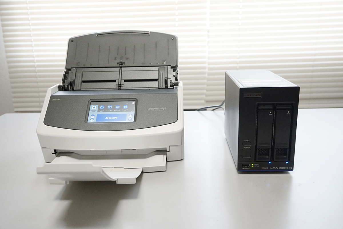 左：スキャナー「ScanSnap iX1600」　右：NAS「HDL2-XABシリーズ」