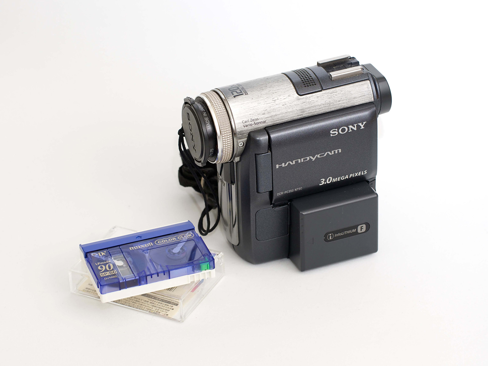 miniDVカセットに記録するタイプのデジタルビデオカメラ