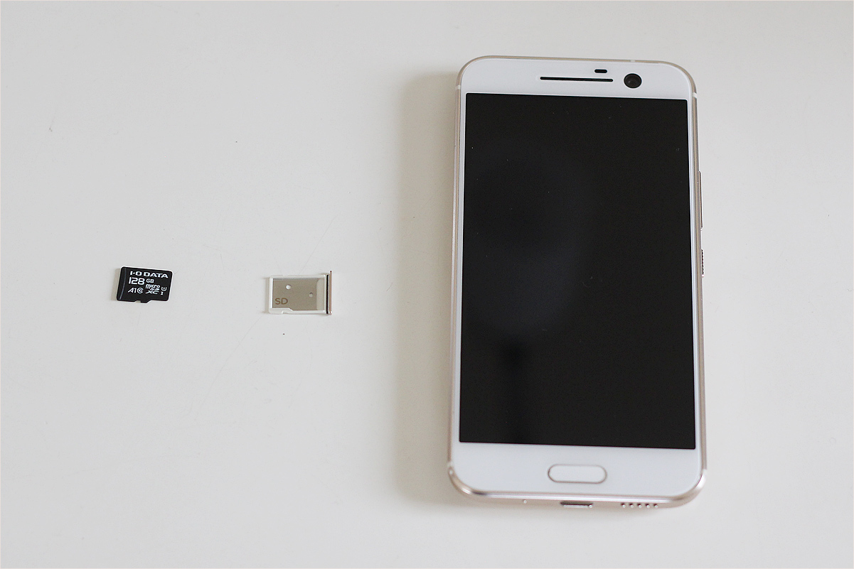 microSDメモリーカード「MSDA1-128G」、トレイとAndroidスマホ