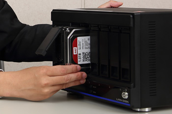 写真：NASから取り出した専用のHDD「WD Red」