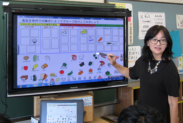 白板ソフトで自作した教材で授業を行う片柳先生