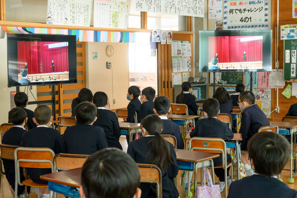 在校生は教室で視聴