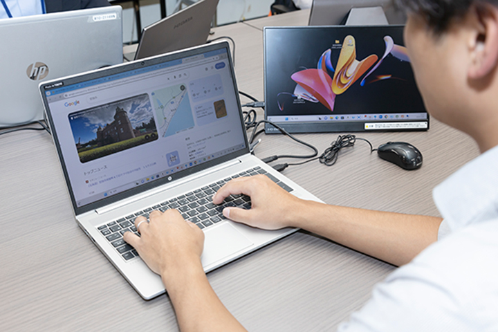 ノートPCとモバイルディスプレイ