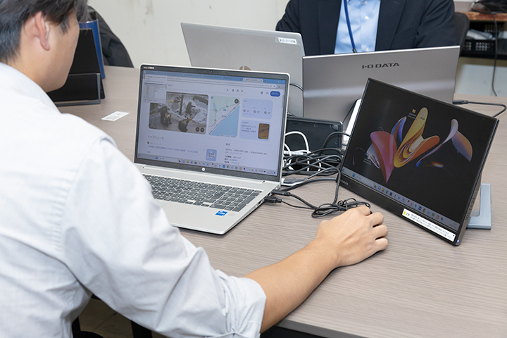 ノートPCとモバイルディスプレイ