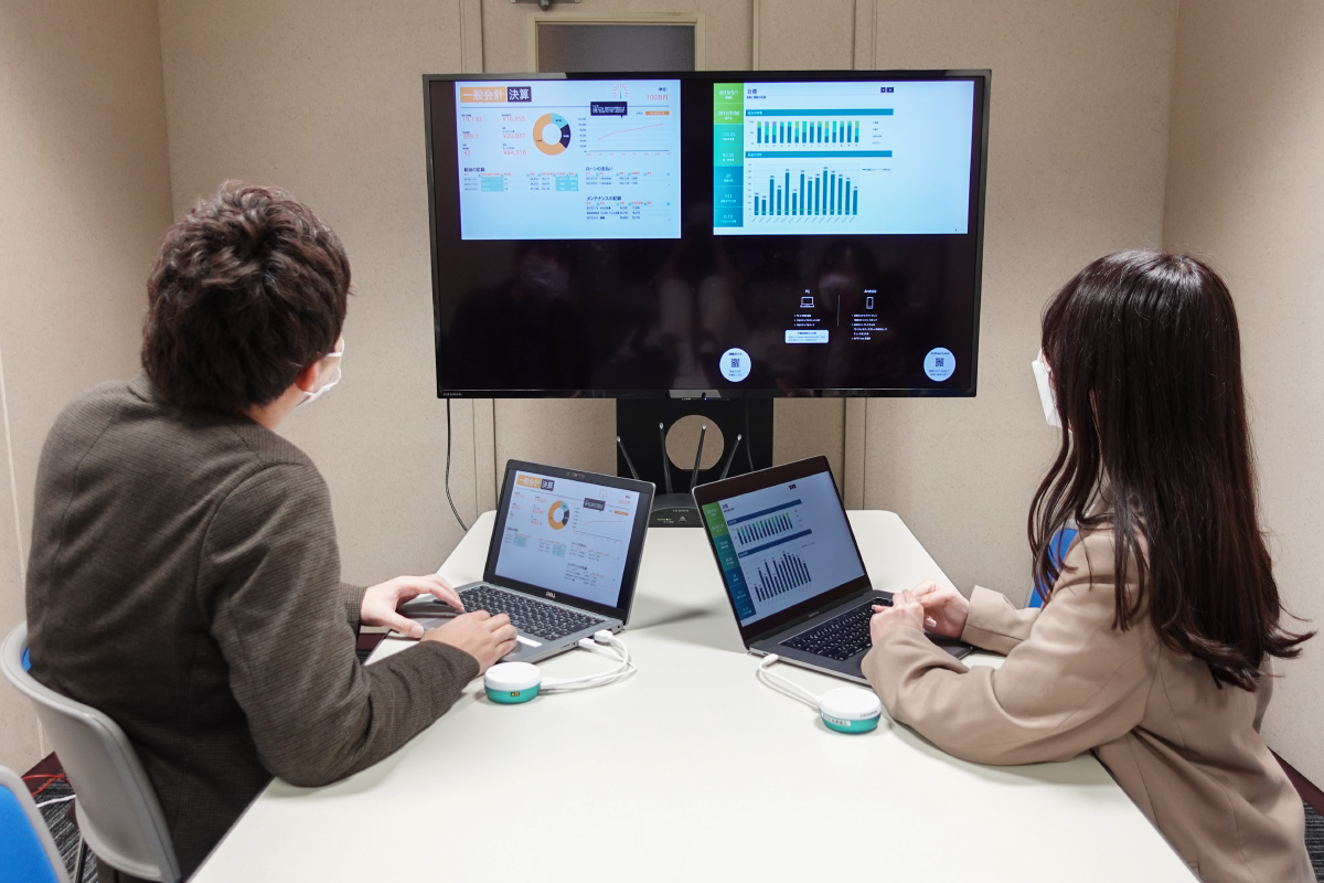 4Kモニターを無線化して接続！会議参加者のPC画面を分割表示、タッチ