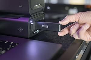フロースルー型強制換気でPRO-BLADE™ SSD Magを低温に保ち、高速パフォーマンスを維持