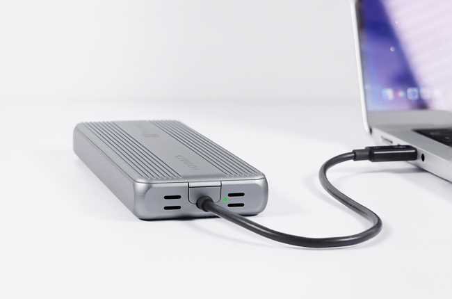 ケーブル一体型で、ACアダプター不要！