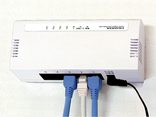 ETG-ESH08WMをスチール製の物にマグネットで貼り付けたイメージ写真