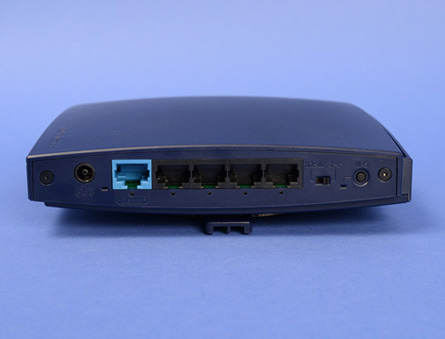本体裏面にはWANポート×１と有線LANポート×４、WPSボタン、モード切り替えスイッチなどを備える。
