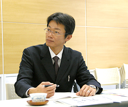 長岡　諭　氏