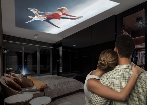 写真：天井をスクリーンにして寝室でも大画面。