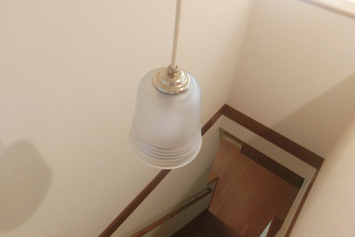 階段に吊り下げている照明