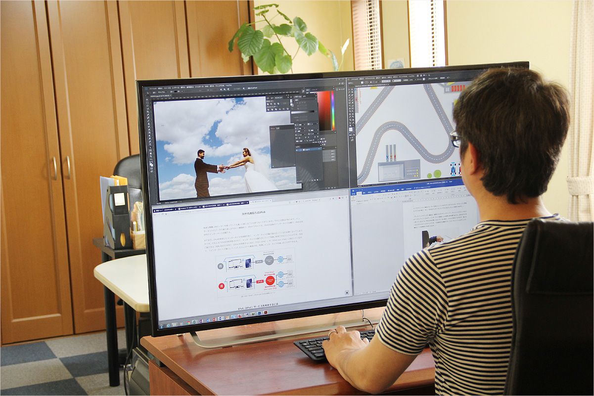 大型液晶モニターでPC作業