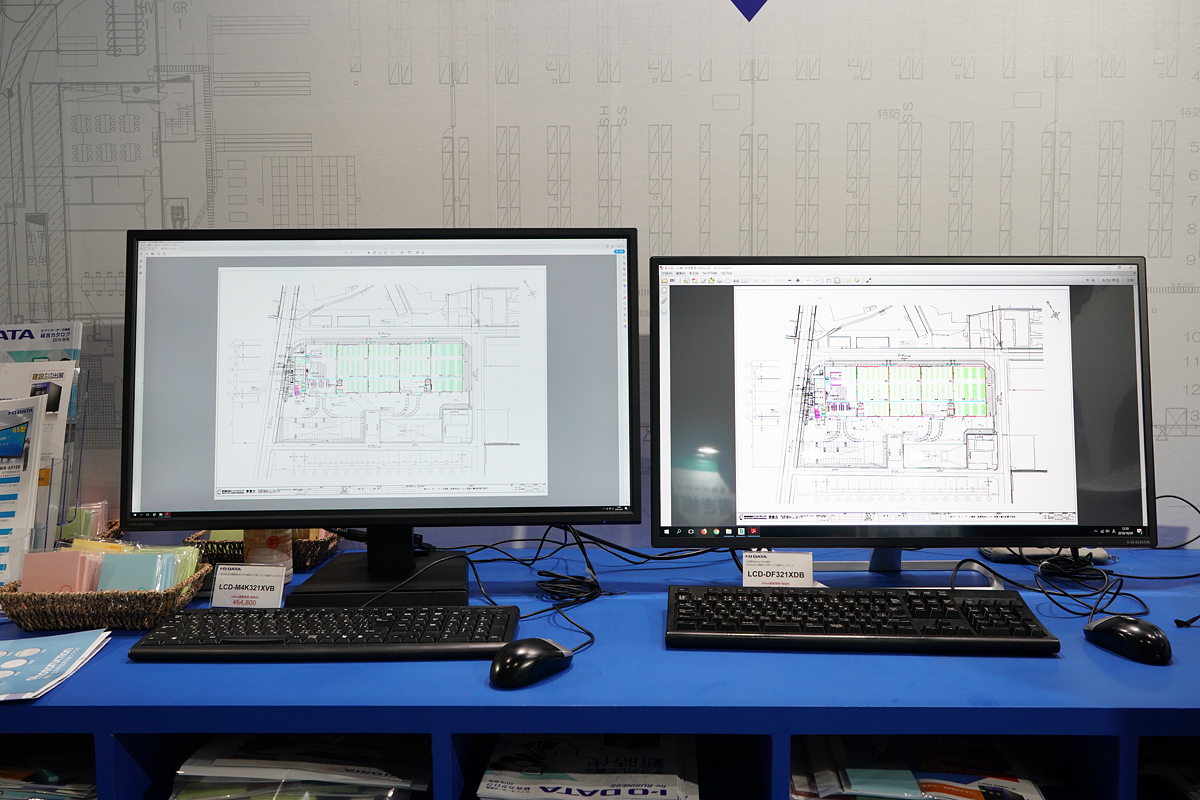 左：4KディスプレイLCD-M4K321XVBと右：フルHDディスプレイLCD-DF321XDB