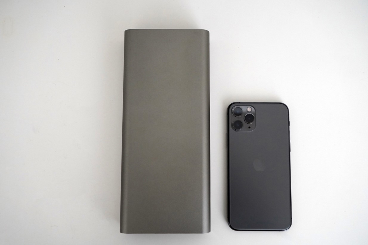 本商品とiPhone11 proのサイズ比較