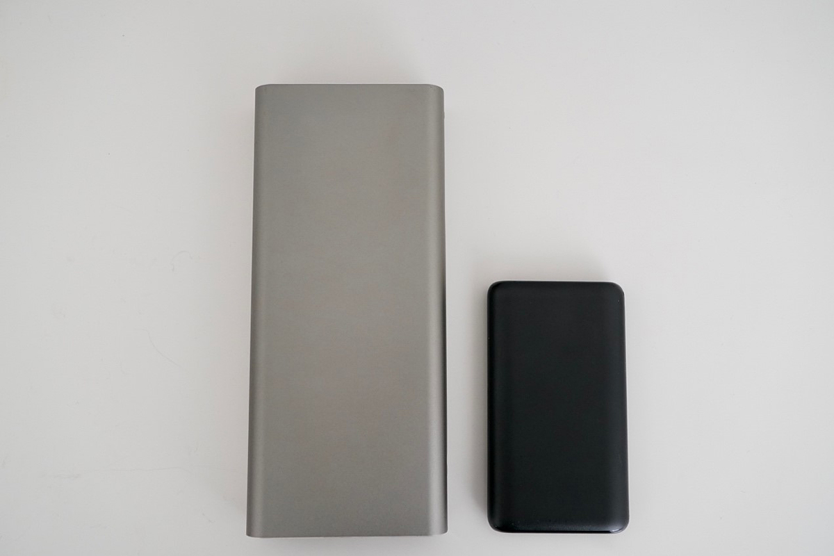 本商品とモバイルバッテリー10000mAhとのサイズ比較