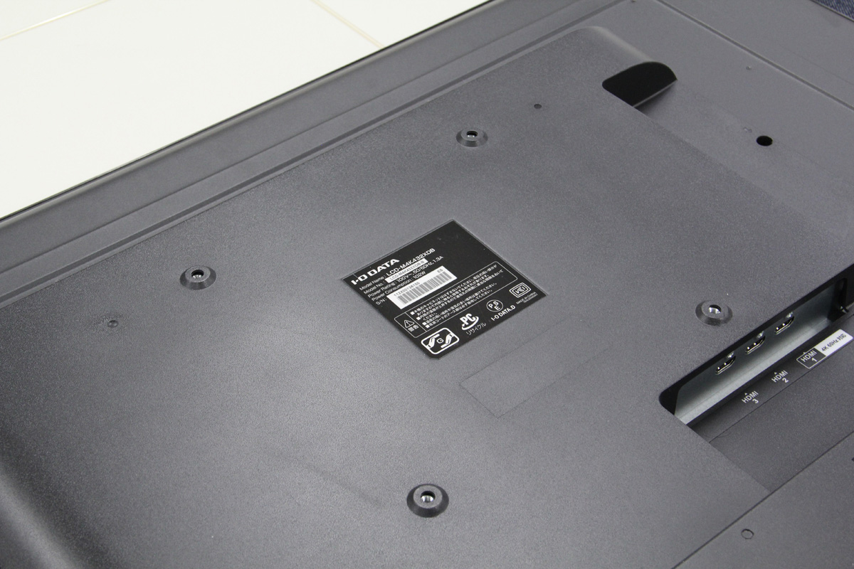 4Kディスプレイ「LCD-M4K432XDB」の背面　VESA規格のネジ穴がある。