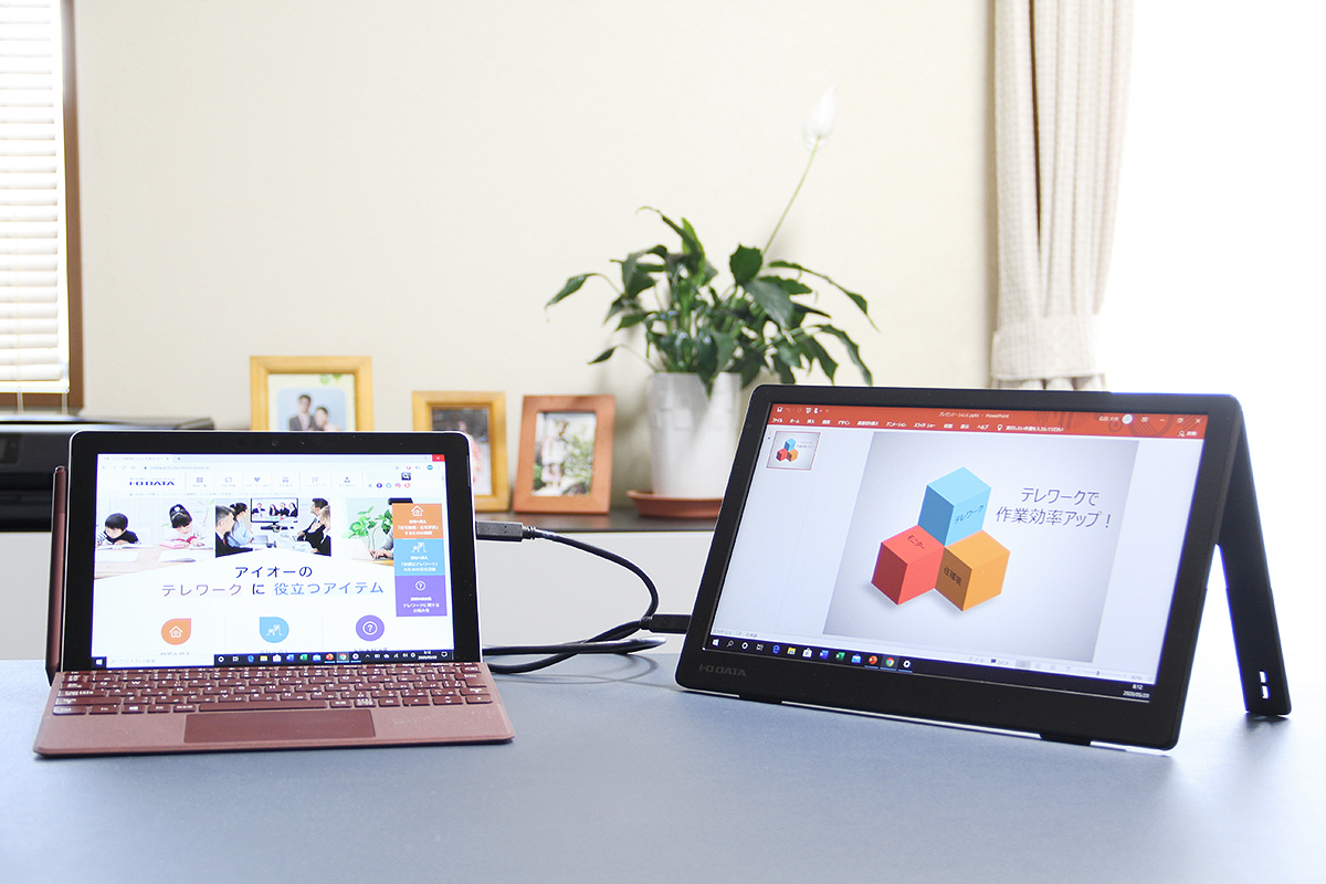 左：Surface Go（10型）と右：13.3型モバイルディスプレイ「LCD-CF131XDB-M」