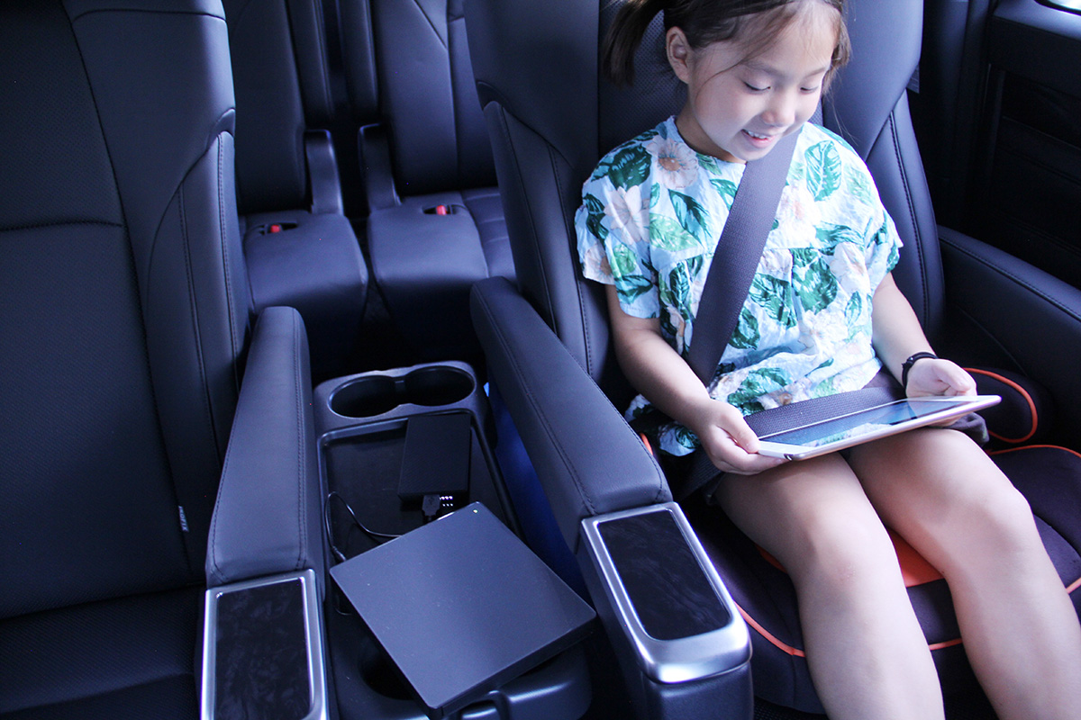 車で移動中、子どもは後部座席でDVD鑑賞