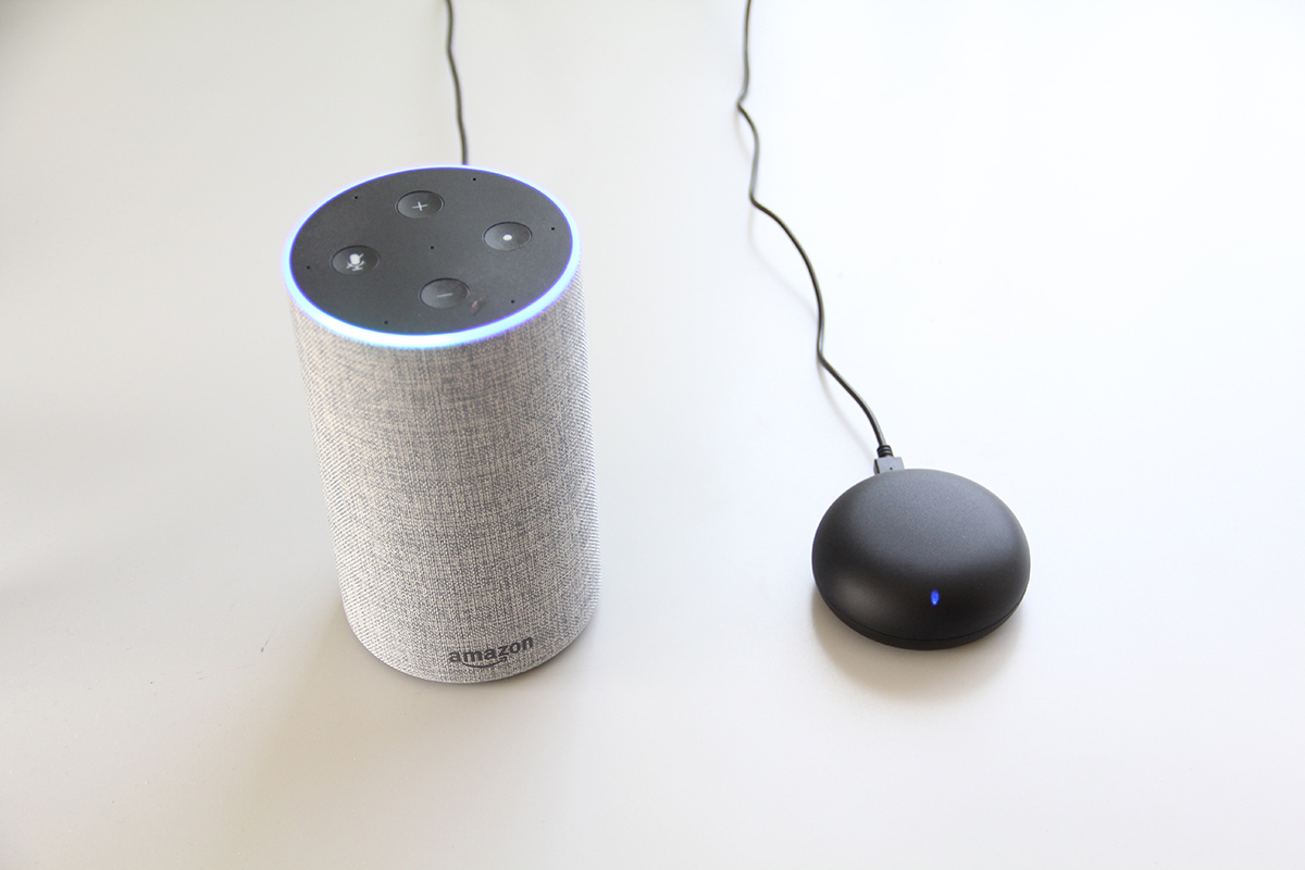「Amazon Echo」と「おうちスマート HS-IRR01」本体