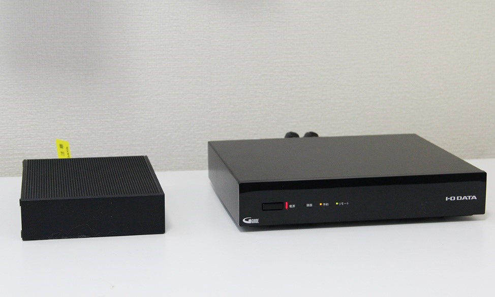 REC-ON「HVTR-BCTX3」（右）と録画用USB HDD「HDCZ-UTCシリーズ」（左）