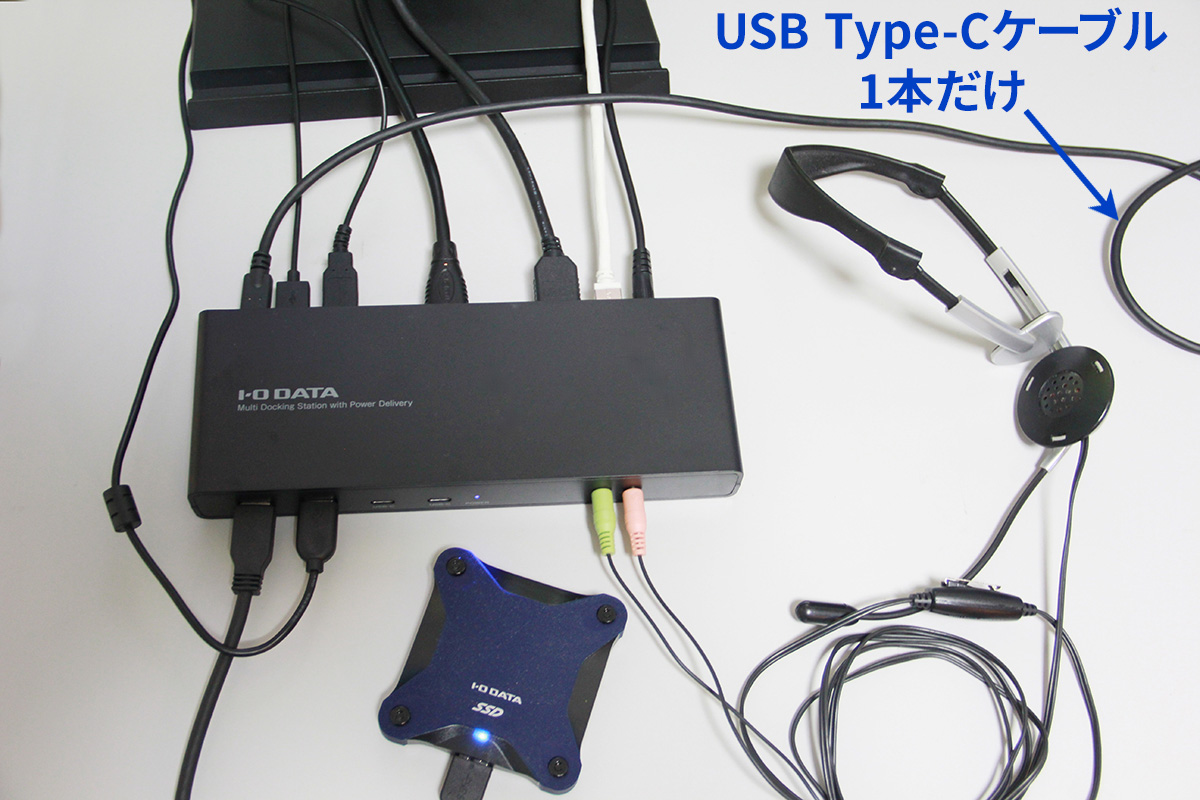 ドッキングステーションからノートPCへ接続されるUSB Type-Cケーブル