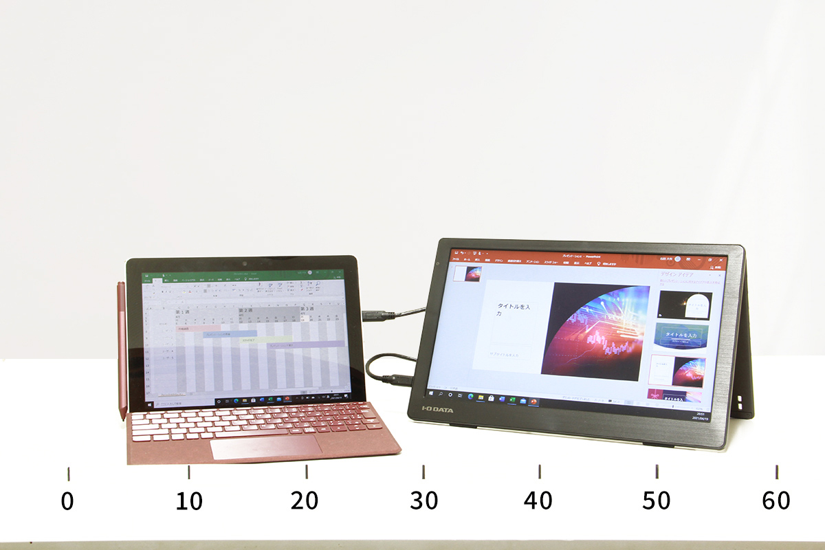左：10型「Surface Go」 右：13.3型モバイルモニター「LCD-CF131XDB-M」