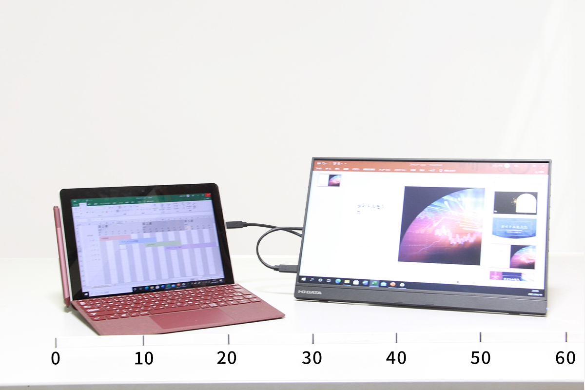 左：10型「Surface Go」 右：15.6型モバイルモニター「LCD-CF161XDB-M」