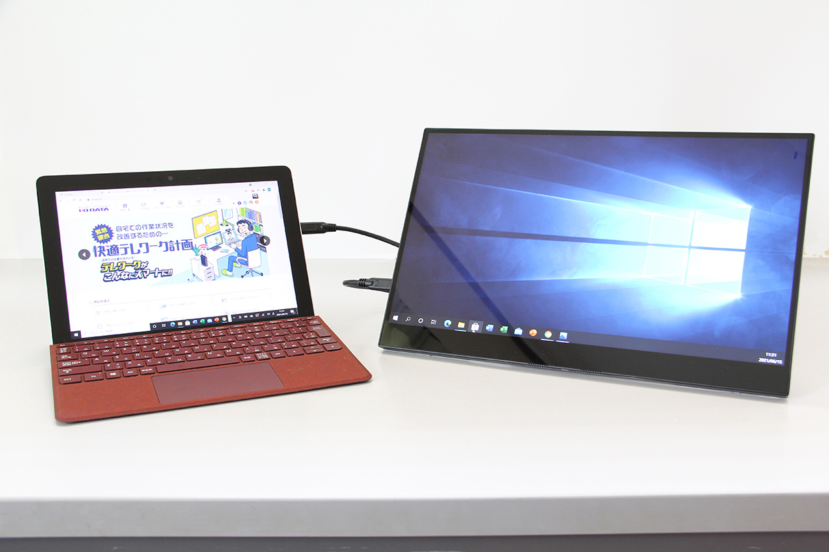 左：Surface Go（10型）と右：タッチ操作対応15.6型モバイルディスプレイ「LCD-CF161XDB-MT」