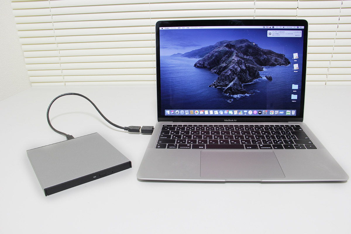 MacBook Airとシルバーのアルミ筐体モデル