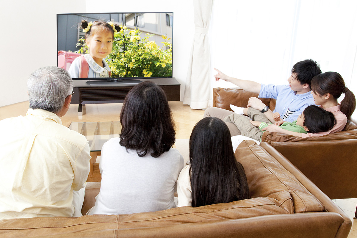 大画面テレビで家族みんなと楽しめる
