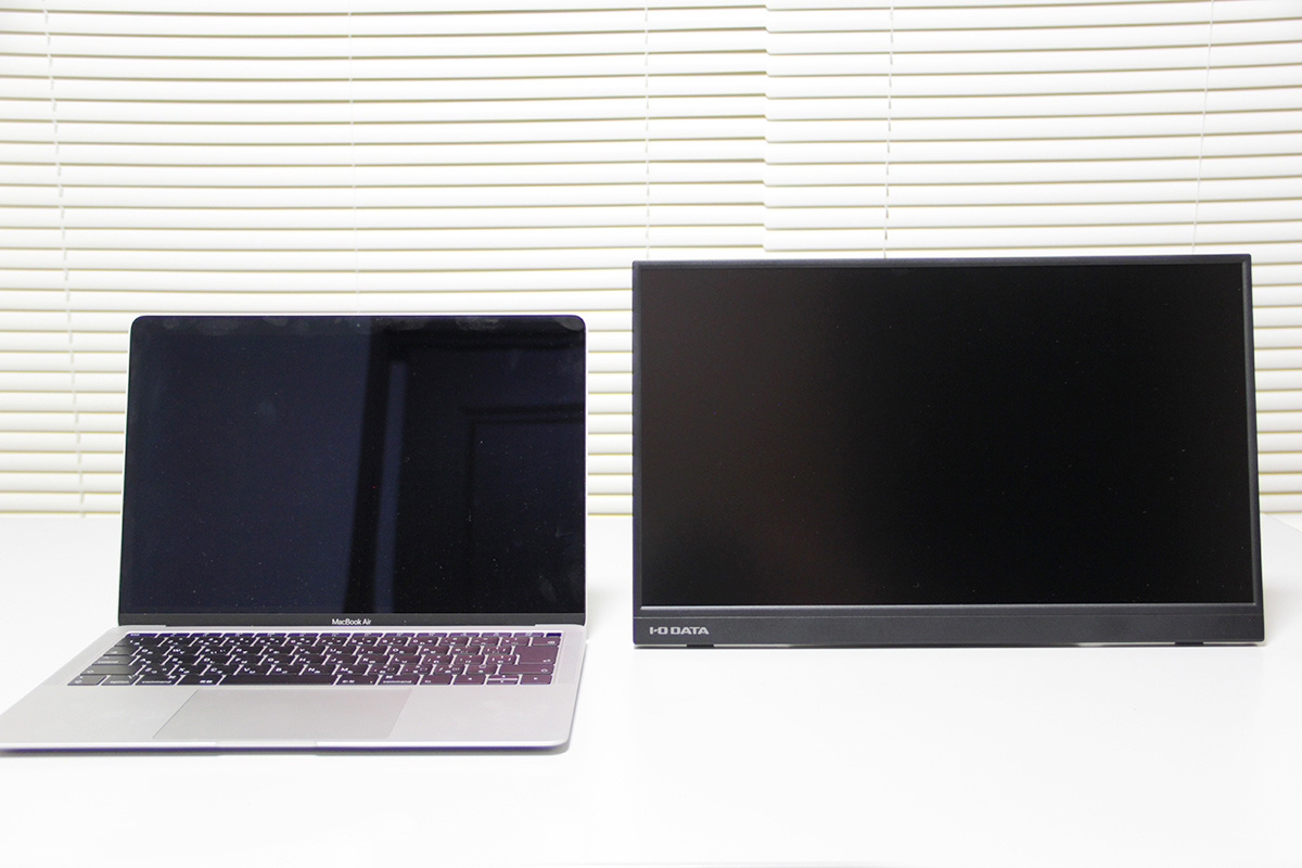 13.3型のMacBook Air（左）と17.3型のモバイルモニター「LCD-YC171DX」（右）