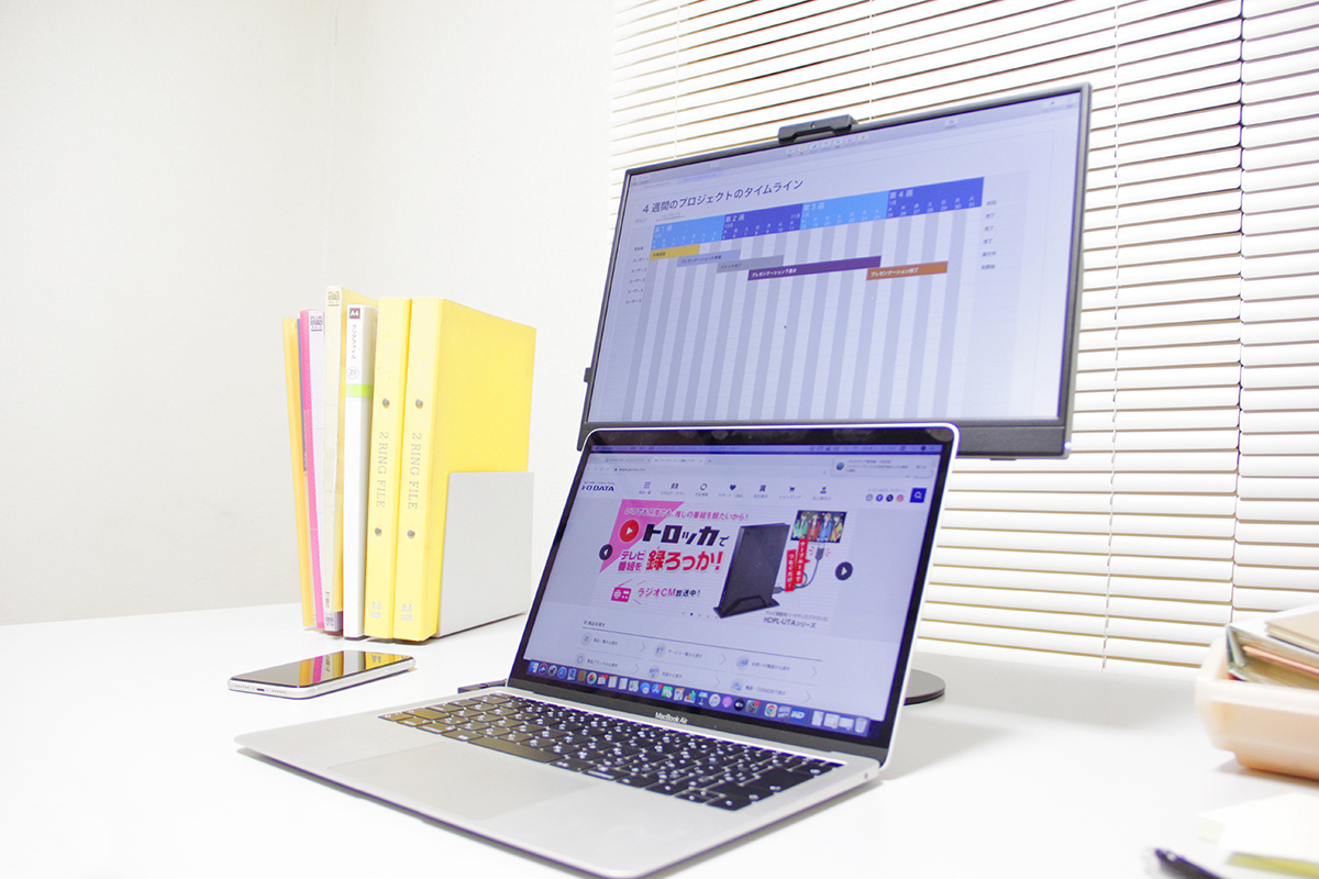 モバイルスタンドを使ってノートPCの真上にモバイルモニターを配置