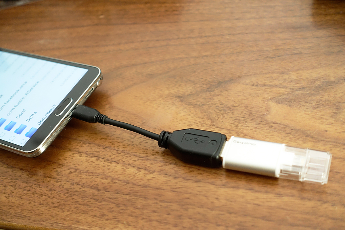 「USB-OTG10」変換ケーブルで Android 端末と接続した状態