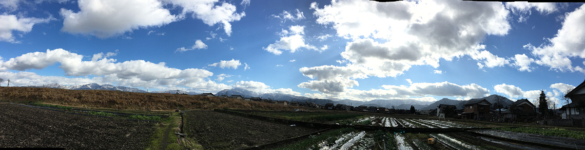 故郷の山々と田や畑