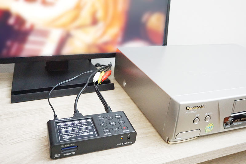 離れて暮らす息子家族とmemetを利用してテレビ電話する母親