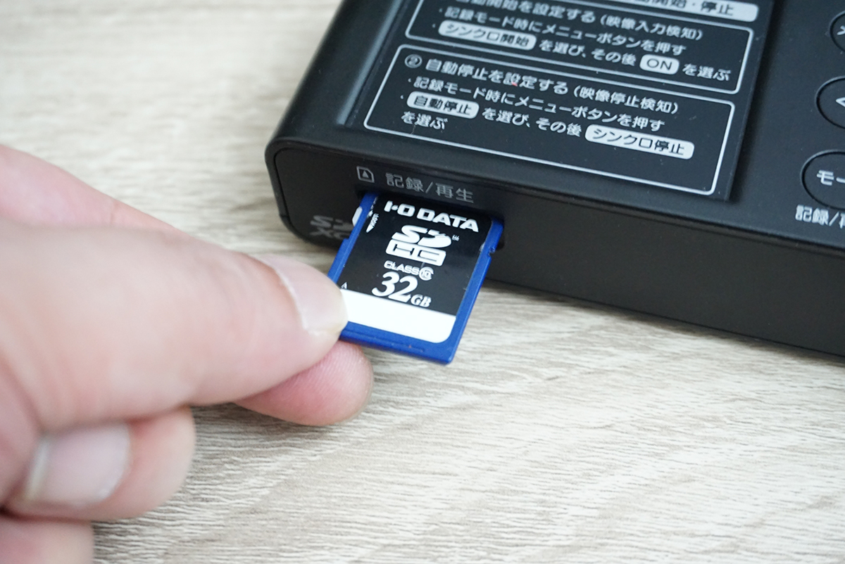 （写真）本体のSDカードスロットに添付のSDカードを挿入する