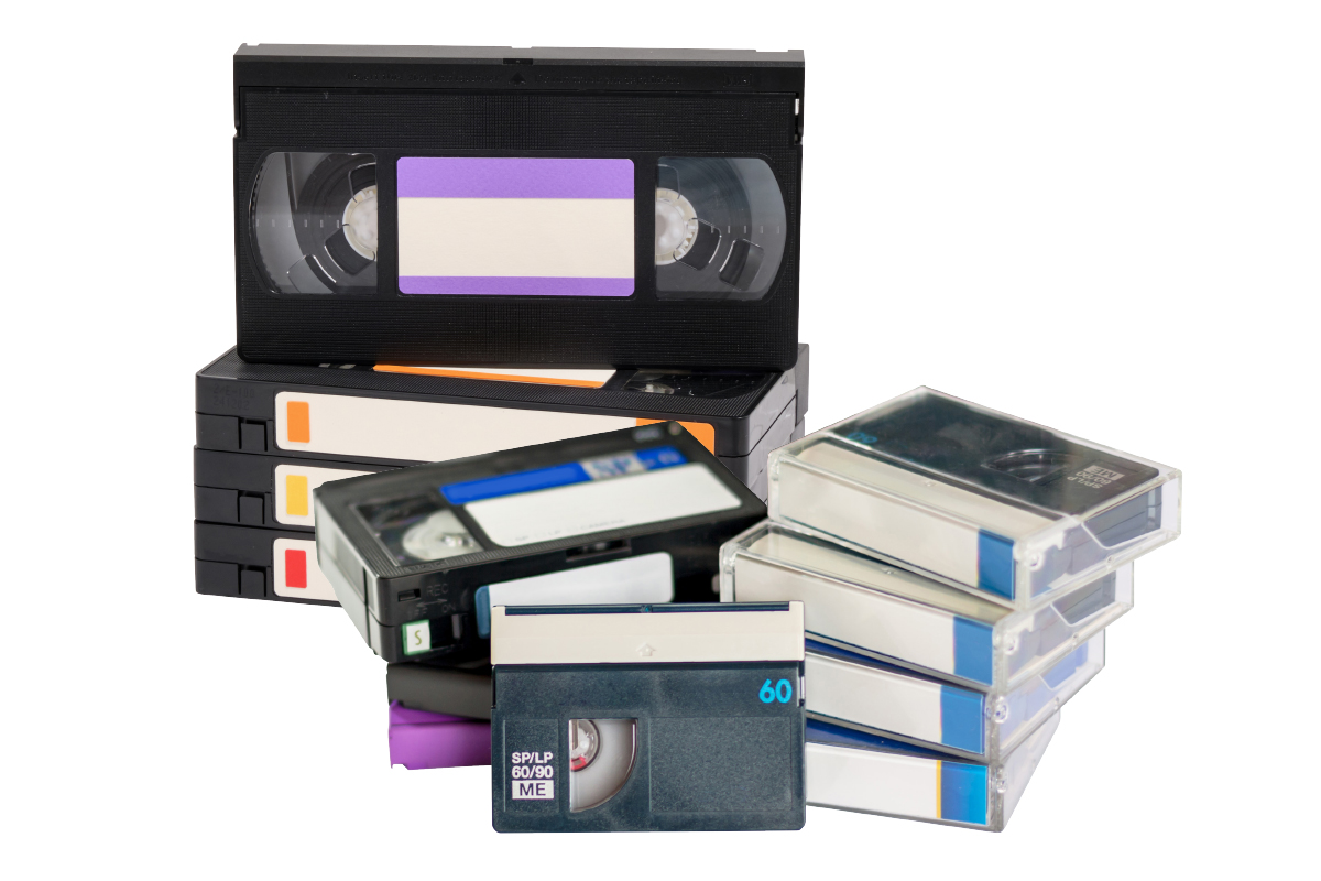 （写真）VHSテープなど磁気テープ