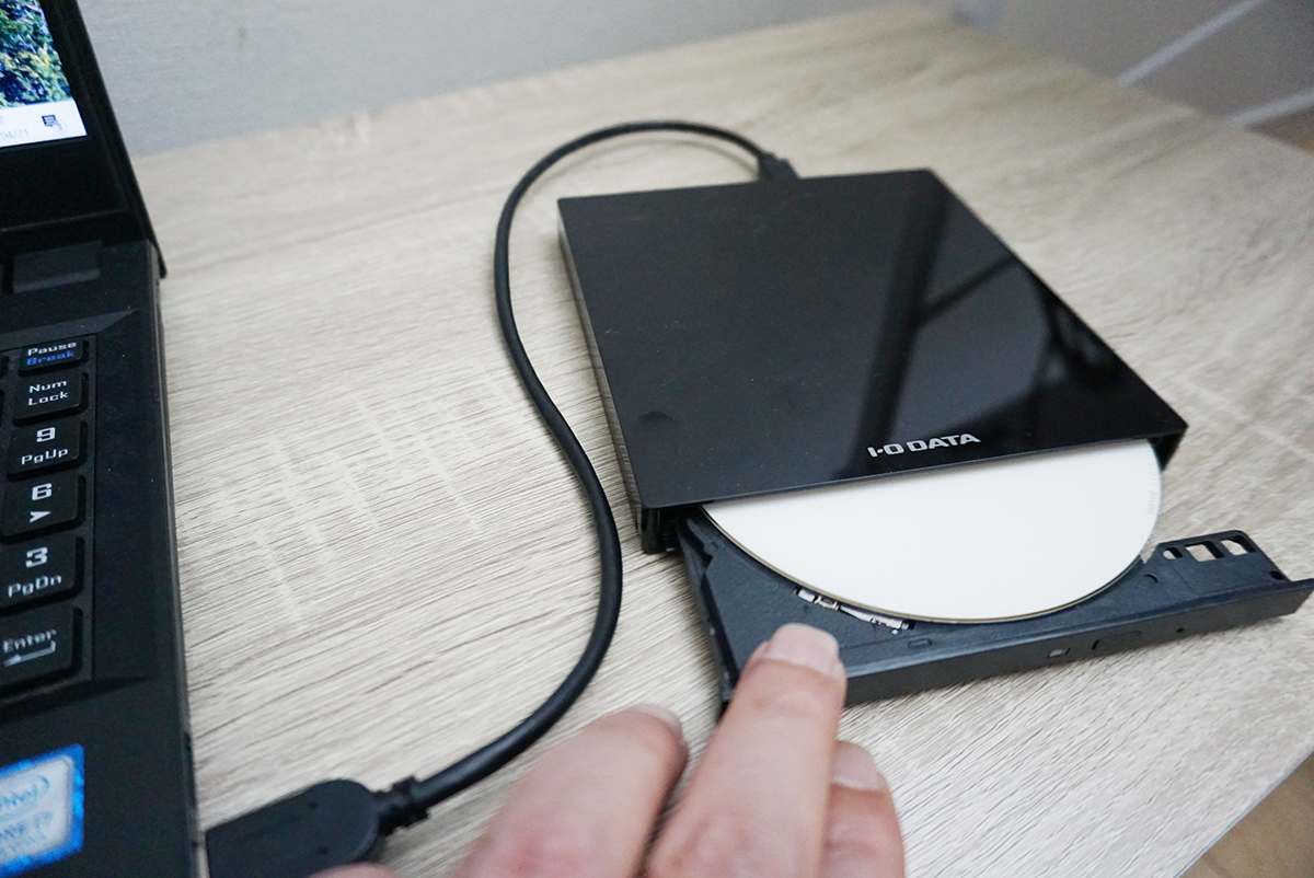 （写真）DVDメディアをセットする