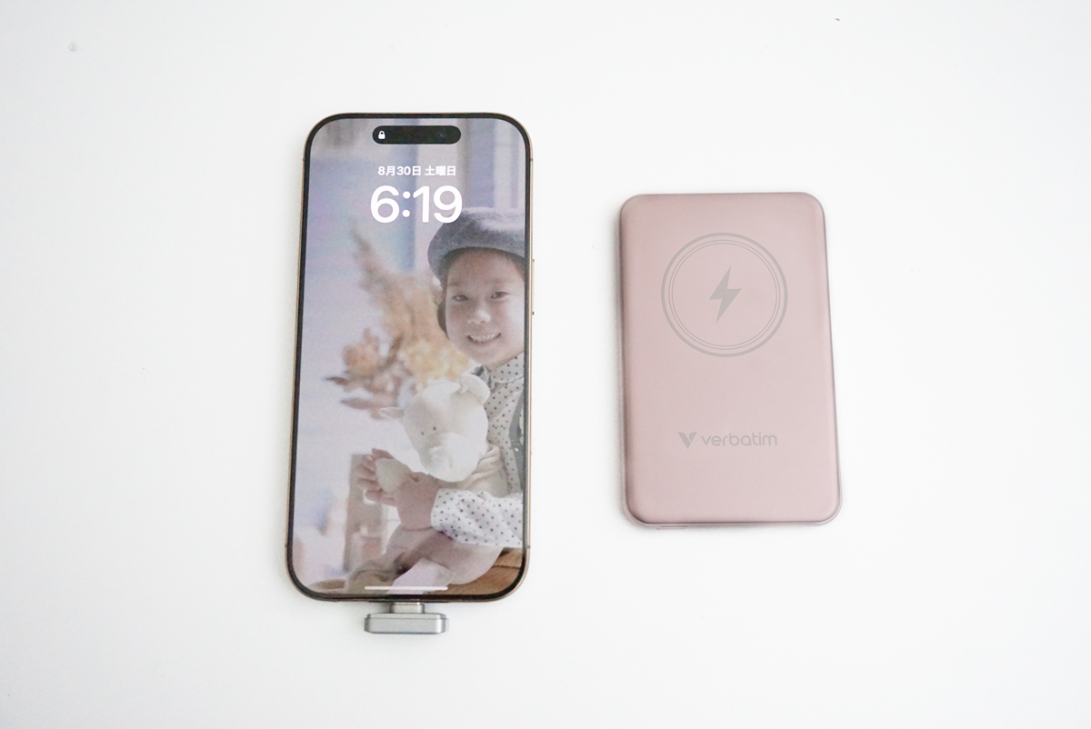 左：iPhone　右：MagSafe対応モバイルバッテリー「MCP-V1シリーズ」