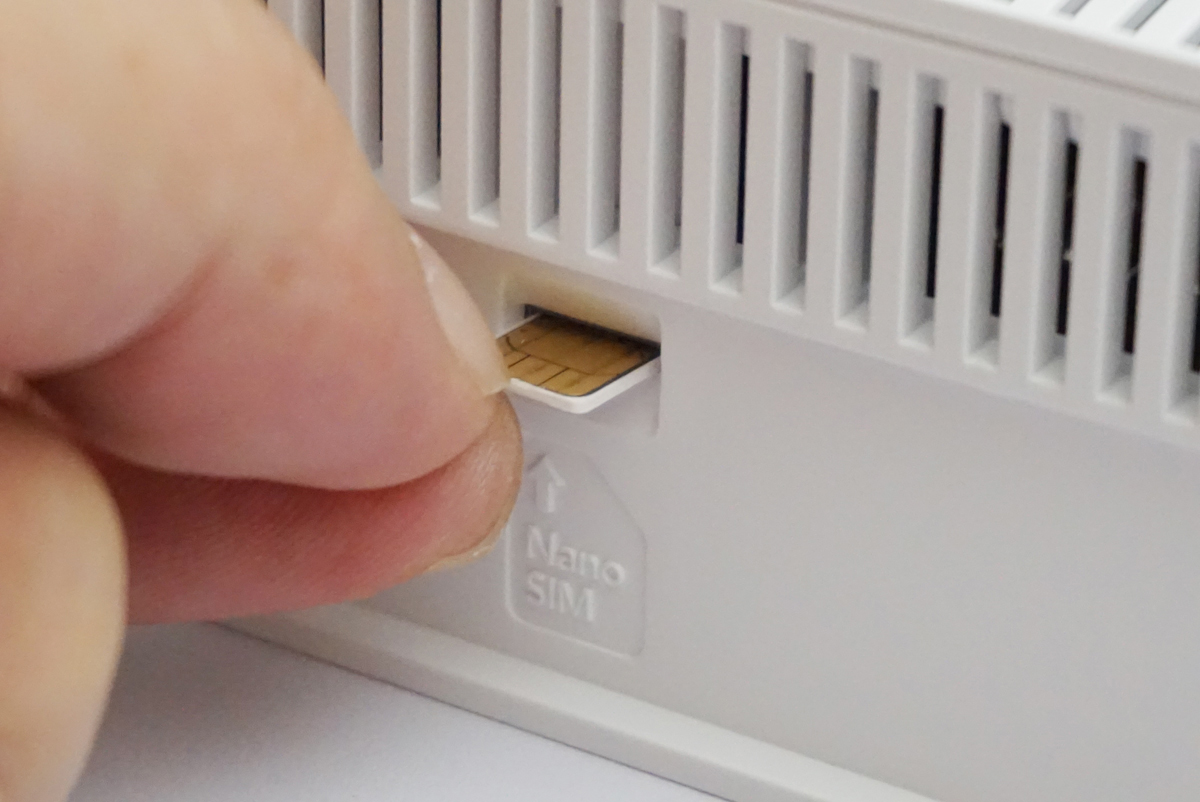 契約済みのSIMカードを挿し込むだけ