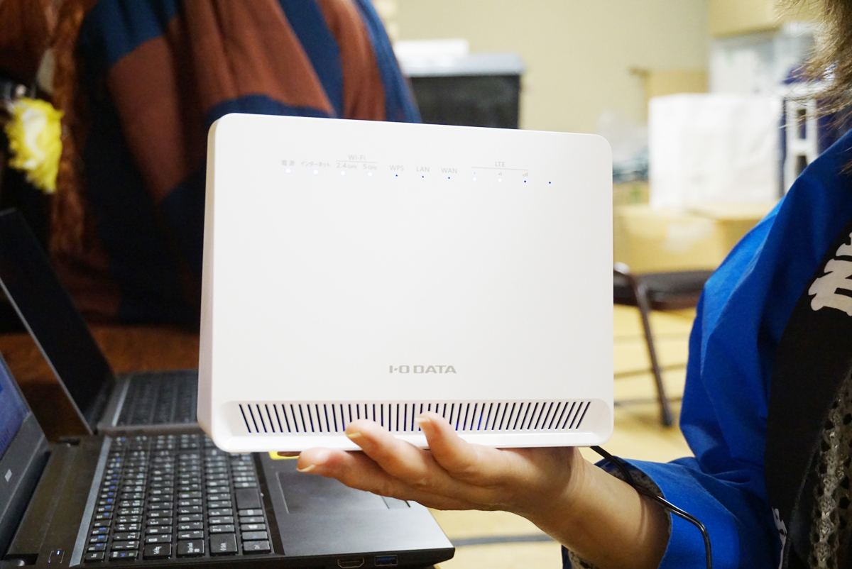 「UD-LTA」を手で持った様子